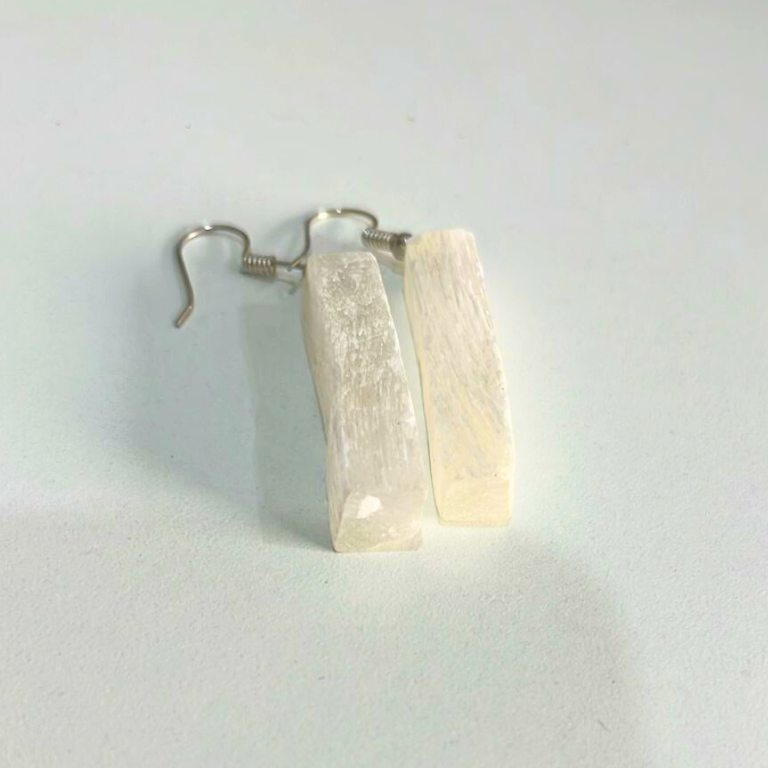 Selenite Earrings White selenite crystal earrings for cleansing energy, calm mind, and spiritual protection.